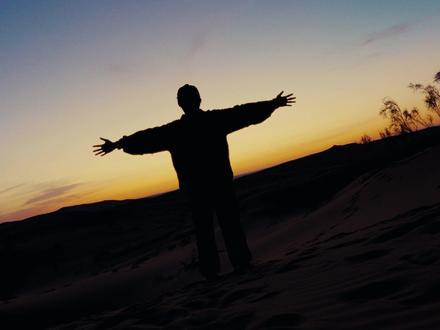 蓝雷神救我狗命!!再也不敢用杂牌硬盘了…… 喜欢旅行的我,常常出门就是一大堆的素材。
旅途中发生过不少意外,存储空间不足的头大、摄影装备的沉重以及文件传输的效率不够快,最让我窒息的还是硬盘数据丢失,那种紧张到无法呼吸的窒息感历历在目🤯
-
直到我用上了lacie雷孜小金刚-蓝雷神💙
它不仅能在储存空间、便携性和文件传输效率上得到改善,在希捷原厂特定提供的数据恢复功能的加持上,大大提高了恢复成功率,可达90% ❗️
-
旅行中可以避免分散不必要的精力,更高效的专注于视频的创作💖
最近带着它跋山涉水拍片,雨天掉进水坑都毫发无伤……😭
数据稳稳发光的样子,像极了我的创作欲重生✨
#摄影日常 #转场 #创意短片 #胶片模拟 #摄影装备