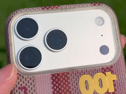 春节大家玩得开心,也别忘了拆掉手机壳定期清灰~ 边边角角的还是容易进灰,时间长了可能和手机表面摩擦产生划痕,不管硬壳软壳,都需要定期清灰,即便是软壳也需要的哈
#iPhone17ProMax #苹果手机 #手机壳 #温馨提示 #清灰