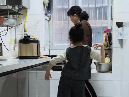 天塌了也不能影响给“爱徒”奶奶讲课😊#舞蹈 #亲子互动 #拉丁舞 #人类幼崽 #奶奶