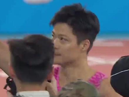 苏炳添在全运赛场完成了自己的“最后一舞”,接受全场观众致意!祝福苏炳添!(央视频号:多角度看全运)#2025全运会 #媒体精选计划