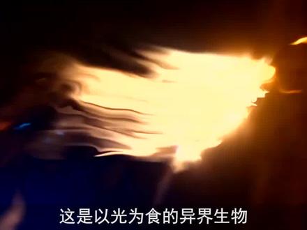 远古生物藏在次元裂缝,白天出来吸食阳光#影视解说 #好剧推荐 #科幻电影 #神秘博士 #我的观影报告