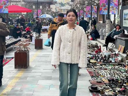 “西安鬼市”citywalk,来大唐西市寻宝,果然刺激❗❗ 终于和姐妹一起,勇闯大唐西市“鬼市”❗
这里简直就是古玩爱好者的天堂,也太好逛了吧!
满满当当
虽然不太懂,但是看着各种古玩,手串,瓷器,小物件,还是觉得很有意思
主要是摊位的老板很有意思,给你讲着他的宝贝来历,真真假假,神乎其神
⚠️对于不太懂古玩的小伙伴,就主打个涨见识,逛的开心
如果想要淘宝贝,就一定要多比较,多问,小心买到假货⚡
总之,真的好逛,不虚此行!
📍导航搜索:大唐西市
🕰️集市时间:每周五,周六 10:00-17:00
🚇交通指南:地铁5/6号线 西北工业大学站 A口出站
#地摊寻宝 #寻觅藏传老物件 #文化集市 #地摊文化 #西安旅游