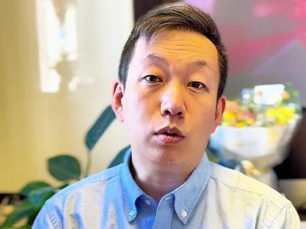 2026年一开年就被《重返狼群》原著感动了,新增12万字! 终于拿到《重返狼群》真正的原著正版,也是新版。只有新版才会附送特别珍贵的《格林珍藏影像集》。
这套新版的《重返狼群》不好买,因为它比普通版本整整多了12万字。好多人都读到掉泪,因为它把成年人才懂得的现实、无奈、利益冲突,全部毫无保留地在这两本书里为你呈现。更让我们看到人与动物之间真挚的感情,李微漪在书里讲“怀抱着格林,我第一次感受到了狼的爱──炽烈、纯粹、舍身忘我、不离不弃!
每次听到若尔盖草原的风声,我总会想起《重返狼群》里那只小狼它默默把捕到的猎物埋在雪中,留给饿瘦的妈妈。然后转身,头也不回地走向荒野。原来真正的爱,从来不是紧紧抱住,而是亲手归还自由。
“格林,走吧,别回头。它真的没有回头。”
可你知道吗?就在李微漪消失的方向,有一只小狼,在远处山头上,朝着昔日家的方向静静坐着。如果你也相信万物有灵,尊重每一种生命,如果你也曾被忠诚与野性之间的羁绊打动,如果你也在成长中渐渐学会“放手”这门课,《重返狼群》它不只是一个关于狼的故事,更是一场关于爱、自由与成全的震撼故事。#重返狼群 #格林 #李微漪 #重返狼群背后的故事