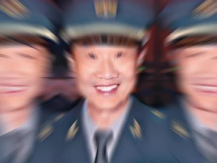 徐小岩出生于1947年2月,山西五台人,徐向前长子。1994年晋升少将军衔。
2005年7月升任南京军区副司令员,中将军衔。
他从记事时起,就被父母送进位于北京西山脚下的八一小学,过起寄宿制集体生活。
最初每逢周末,大大小小的汽车便熙熙攘攘驰来,孩子们欢笑着奔向接自己回家的汽车。人欢车鸣,吸引着路人的目光……
后来,徐向前元帅和其他一些老前辈都认为这种作法不好,希望八一小学这所在战火硝烟中诞生的学校,要发挥战争年代转战敌后艰苦奋斗的光荣传统,使学生们避免成为“八旗子弟”,要学好本领,成为共产主义事业的可靠接班人……
于是,以后星期六来接孩子的小汽车大大减少了。
他自小对科技萌生兴趣,也是受父亲徐向前元帅的影响。在选择学业时,他和二姐徐鲁溪都选择了科研。鲁溪考入中国科技大学,后来又进入中国科学院读理论物理硕士研究生。
1968年2月参加工作,时年21岁。高中毕业时,文革爆发,武斗最激烈又恰逢上山下乡开始参军, 1972年作为工农兵大学生,保送清华,大学计算机系的。
1975年毕业后,又前往加拿大深造,获得计算机硕士学位。后来他在第二炮兵某研究所与同事们一起研制出我国第一代汉字计算机。
那幅:“世上无难事,只要肯登攀”的条幅,是在他学习遇到困难时,父亲为勉励儿子而专门写的。
在研制第一代汉字计算机时,他手头能找到的资料只有一本电子工业部15所翻译的外国著作。因译者不懂计算机技术,译得不太准确,很难读懂。
后来他得知中国图书进出口公司的资料室里有几种相关的外文书刊,他便每天骑自行车从位于北京北郊的清河赶到位于西郊的二里沟,一句句攻读,一点点查阅。最后终于克服重重困难,把这台计算机从无到有地搞出来了。
父母亲的言传身教,大革命时期黄埔军校的革命传统,是徐小岩受益终生的精神财富。