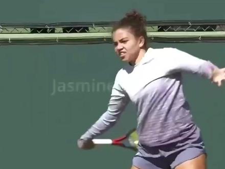 你是“手腕尺偏”掉拍头? 还是“小臂外旋” 打球“有劲使不出”?因为你只懂发动机,不懂方向盘!
你是“手腕尺偏”掉拍头? 还是“小臂外旋”
(视频文案)
都说蹬地转髋是发动机 🚀 但如果手腕这个**“方向盘”** 🧭 用错了, 力量再大,也是白费,还容易受伤!
我把ATP和WTA职业选手的慢动作扒了N遍 🧐 终于找到了他们手腕动作的【唯一共性】!
💡 职业选手的【共性】:腕伸
(先来看看手腕有的4个动作:腕伸、腕曲、尺偏、桡偏 🤓)
职业选手的共性就是——【腕伸】(Wrist Extension)! 没错,所有职业球员在击球前,手腕必然会存在“腕伸”状态。
⚠️ 90%的人掉入的“陷阱”
重点来了! 为了打上旋,我们需要“掉拍头”对吧?
很多人的【致命错误】是: 用手腕做**【尺偏】**(Ulnar Deviation / 向小指侧掰手腕)来掉拍头! (❌ 此时配一个手腕下掰的错误动作)
这!完!全!是!错!的! 你以为在“鞭打”,其实是在“折手腕”! 而且,这个【尺偏】动作,会成为你手腕疼痛的罪魁祸首!🔪
✅ 【正解】:用“小臂”掉拍头
那职业选手是怎么掉拍头的? 答案是:在【保持腕伸】的同时, 通过【小臂外旋】(Forearm Supination)来让拍头自然降低! (💪 此时配一个正确的小臂外旋掉拍头动作)
这样,你的“方向盘”才是稳的,击球才能既稳定又有力!
补充:随挥是“被动”的
至于挥拍结束时的“腕曲”或“桡偏”(比如雨刷器动作), 那都是惯性带动的**【被动】**动作,千万不要主动去做!手腕全程都不要主动发力!
🤳 最后,自我观察
快拿起手机录下你的动作,看看: 你是“小臂外旋”掉拍头? 还是在用“手腕尺偏”,评论区见~👇