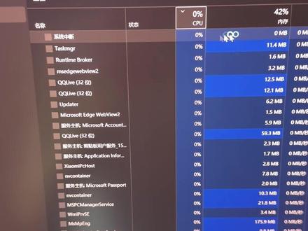 N卡打游戏卡顿掉帧?快去卸载这个插件! NVIDIA FrameView SDK 作为一款后台运行的性能监测工具,看似轻量,却会在特定场景下持续占用 CPU 资源,甚至直接影响游戏帧率稳定性,其核心问题源于数据采集机制、SDK 设计缺陷与游戏环境的冲突。
首先,FrameView 的工作逻辑决定了它需要持续采集硬件数据,这是占用 CPU 的根本原因。它会以高频轮询的方式,实时抓取游戏帧率、1% Low 帧、GPU 占用率、CPU 占用率等数据。为了保证数据精度,轮询频率通常高达每秒数百次,这种高频读写操作会持续占用 CPU 的时间片,尤其是在多核处理器上,它会占用 1-2 个逻辑核心的后台资源。对于单核性能敏感的游戏(如《CS2》《无畏契约》),CPU 资源被抢占会直接导致游戏主线程调度延迟,表现为帧率波动、1% Low 帧下降,甚至出现轻微卡顿。
其次,FrameView 的 SDK 设计存在资源管理缺陷,会导致额外的 CPU 开销。部分版本的 SDK 存在内存泄漏问题,长时间运行后,后台进程的内存占用会持续升高,进而触发 Windows 系统的内存压缩机制,间接增加 CPU 负载。同时,它的进程优先级默认设置为 “高于标准”,会在后台与游戏进程争夺 CPU 调度优先级。在 CPU 负载本就较高的场景(如多轨道游戏直播、后台挂录屏软件),这种优先级竞争会进一步加剧资源不足,导致游戏帧率骤降。
再者,FrameView 与部分游戏或驱动的兼容性冲突,会放大性能影响。部分反作弊系统(如 VAC、EAC)会将 FrameView 的内存读取行为误判为可疑操作,导致游戏进程与 SDK 之间出现数据交互冲突,触发额外的 CPU 处理开销。此外,当游戏开启 NVIDIA Reflex、G-Sync 等低延迟功能时,FrameView 的轮询操作会干扰显卡与显示器的信号同步,导致系统延迟升高,游戏画面出现撕裂或卡顿,玩家直观感受到的 “性能下降”,本质是 CPU 资源被占用引发的连锁反应。
#英伟达 #显卡优化 #电脑知识 #windows #电脑小知识