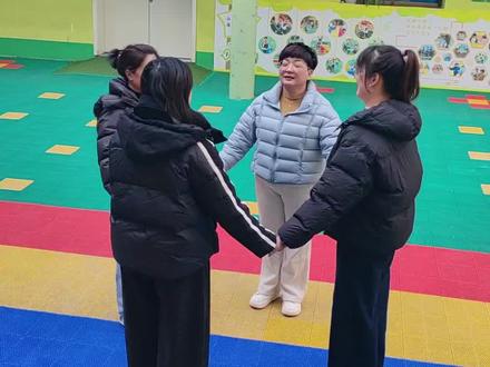 来,让我们一起学动物跳一跳。#幼儿园#亲子教育