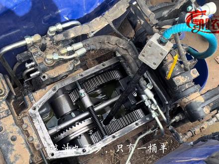 更换动力输出轴 很多车主在新车的时候,都容易把动力输出轴弄断,很多是因为买旋耕机的时候配的传动轴长度不对,还有就是驾驶的时候,操作问题旋耕机升的过高,强扭别断的,传动轴长度过短或过长都不行。TE变速箱换动力输出轴……#农机人#拖拉机#服务三农支持三农 #大马力拖拉机 #原创视频