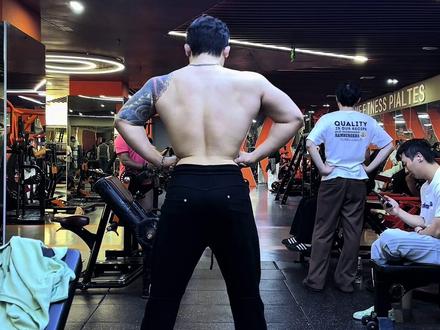 我来花钱,兄弟们进步,距离比赛三个月整了,全力以赴!评论区有完整训练计划,需要的兄弟自取#备赛 #cbba全国健身锦标赛 #刘孟易 #北海1万元奖金减脂挑战赛 @北海立克逆袭健身(新新力店)