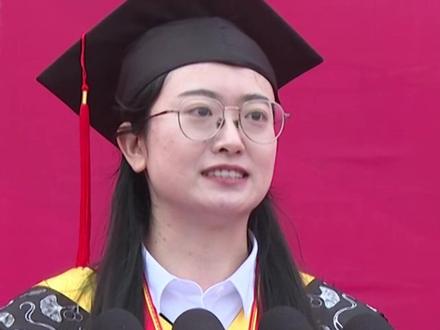 那个“母校站在我背后撑伞”的女生,背后的故事更令人热血沸腾!