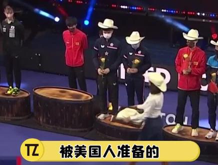 #王楚钦庆祝自己戴上了帽子 笑不活了!戴不上帽子的#张本智和vs戴上帽子为自己加油的#王楚钦 ,咱就是说,组委会不能准备大点的帽子吗?