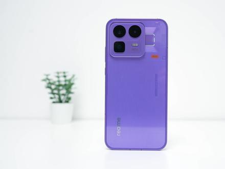 真我Neo8开箱测评:2399元起步,六边形战士! 真我Neo8来了,性价比依旧,续航、屏幕、性能、颜值都很好,算是六边形战神吧。特别是这块果子同款“三星M14材质”屏幕,时间看下来是要比同价位竞品观感更好。而且现在真我回归OPPO,售后更方便,性价比更高了!#真我Neo8 #165Hz潮玩电竞旗舰 #性价比手机