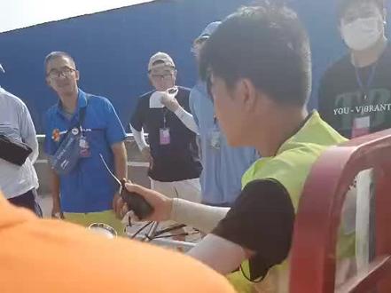 #保定摩托车科三,
科目三考试流程:
一、3辆车一起考,注意保持大的车距,左侧上车,鸣笛3秒后人脸识别通过,语音播报考试开始,下车按左前侧按钮,戴头盔,绕到车身右后按钮。左侧上车后打左转向,鸣笛3秒,捏离合挂1档,给油慢忪离合,
二、左转弯之前有3秒刹车,必须给油,刹车到底(仪器找刹车信号,),过第一个坡左打死,左转弯完成。
三、左转弯后捏离合左脚完成1档变2档,2档变1档操作,给油
四、过电线杆给油,踩刹车3秒,通过人行横道,
五、过掉头牌子给油,踩刹车3秒,车轮与最后一个桩平齐,左打死,看黄实线不能压。
六、完成掉头后打右转向,过了右转弯的牌子给油,踩刹车3秒,完成右转向
七、过了靠边停车的牌子后,怠速找右转向灯与黄实线和边贴合,尽量往前停,捏离合,踩右脚刹,同时捏右手刹,变成空档,鸣笛,报成绩,开回起点处。