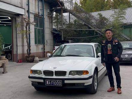兄弟们,这台发光牌照宝马728怎么样?把你们见过的稀奇古怪厉害的牌照晒给卜哥看看。#宝马728 #宝马e38 #亮牌 #稀奇古怪
