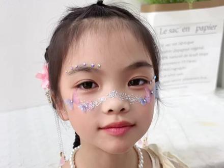 儿童编发 六一儿童马上要来啦!女儿的舞台妆自己也能轻松上手啦#六一儿童节舞台妆 #六一儿童节 #脸上贴钻 #脸贴钻 @DOU+小助手 @抖音小助手