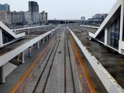 武汉环线绿皮火车 坐环线绿皮火车逛武汉三镇是种什么样的体验?
你是否想别具一格地领略武汉三镇魅力?近期武汉新推的环三镇观光绿皮火车能满足你,带来难忘一日游。火车停靠武汉东站、汉口站和武昌站,像纽带串联三镇。登上能开窗的它,仿佛穿越回旧时光,不像高速列车,它节奏舒缓,带你细品城市风景。
火车票价亲民,全程 6 元,在 12306 轻松购票即可开启惊喜旅程。不到 2 小时的行程会两次跨长江,过长江大桥时,开窗感受江风,看江水奔腾、船只穿梭,景象壮阔。春天乘坐,沿途油菜花田如金色画卷,花香醉人,身心沉浸其中。
不过,这趟火车刚推出,热度高、人多,车厢多是退休的爹爹婆婆,热闹非凡。喜欢安静的人可能不太适合,喜欢热闹的人则会觉得增添乐趣。总体来说,这是融合历史、美景和人文的独特体验,像一本城市画册,是打卡游玩武汉的独特的项目之一。#武汉旅游攻略 #武汉 #绿皮火车 #打卡 #春天