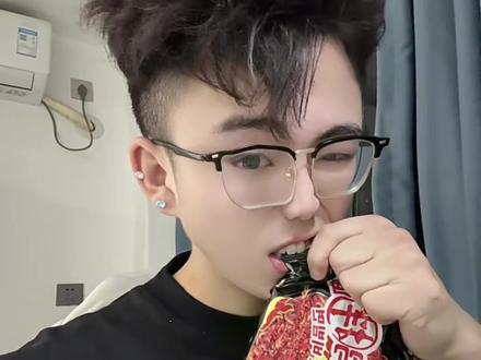 我饮酒 点孤灯
#媳妇慢点吃#霸气#超燃卡点#火鸡面