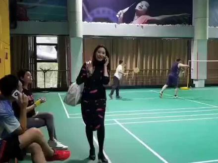 招聘羽毛球陪练及教练,陪新手及教新手打球。星期二四上班四小时,星期一三五六上班两小时。星期天休息。要求必须是羽毛球爱好者,有一定的羽毛球基础,具有亲和力,善于沟通交流,女士36岁以下。工作地点,江北凤凰湾,渝北鸳鸯,有意面谈。