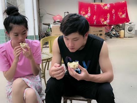 小伙给相亲对象蒸包子,年纪轻轻会的还不少,打工妹吃的赞不绝口 #干活的男人最帅 #会做饭的男生 #日常做饭 #平平淡淡小日子 #生活vlog #vlog日常