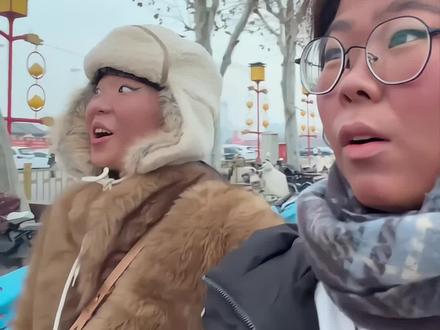 河头老街工作群:这两天来了两个黑不溜秋的泰国人玩的很开,注意接待#假装外国人#河头老街#呐豆啾啾#一秒穿越大唐东市街 #搞笑