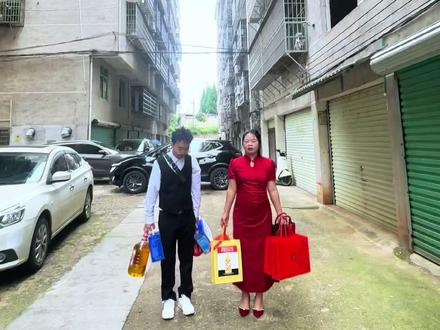 今天和我老公回门了
买了九样东西
你们觉得会少吗?
#婚嫁 #喜事 #结婚习俗 #结婚 #新婚夫妇