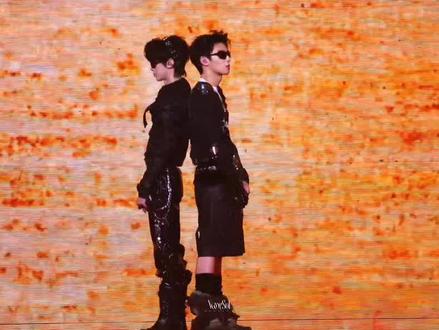 时代峰峻看这两不爽吧 这么夯的舞台居然排名这么低! 没事没事 给哥俩唱爽了 我也听爽了😎😋(手搓了一个小时歌词🤫)邀请所有人共享!#朱志鑫#左航#朝天门#演唱会#重庆话@抖音热点 @抖音Dou+上热门 @抖音小助手 @抖音能量站 @抖音