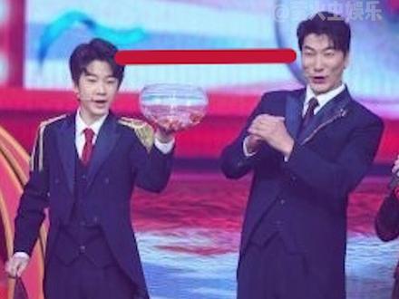 天天 #张悦轩 现在只比#张亮 矮半个头,这快一米八了吧!