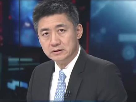 北京四环主路,一男子骑摩托奔丧被放行,民警的温情执法获点赞超400万,这位交警做对了什么?(来源:BRTV新闻)