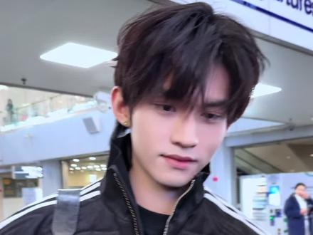 “大家都乖一点~”
#云旗 #高嘉辉 #机场 #生图