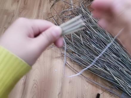 传统编织方法,用草叶编织馒头筐,给馒头筐加上盖子才算完美收工