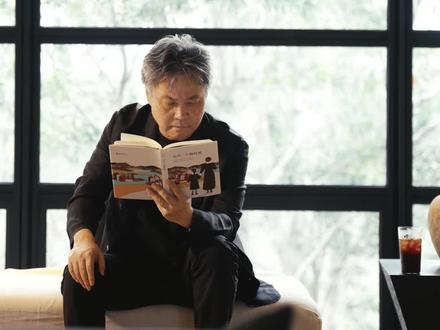 其实《活着》就诞生于一个文学的午后。 今天在午睡之后,想和大家一起聊聊#一个文学的午后 #余华 #江苏卫视 #一觉醒来我也能和余华共创了#我给老家送年货
