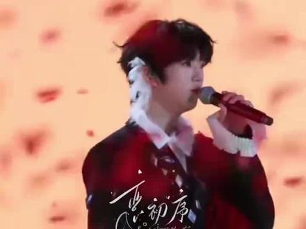 #张函瑞请紧握麦克风大声唱吧 15岁的雨季究竟还要持续多久 #张函瑞 #TF家族新年音乐会 #成长痛 #TF四代
cr@萤火虫娱乐