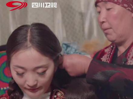哈萨克族的传统,在女儿出嫁的这一刻,妈妈亲手为她编织辫子。这份温柔陪伴,满满都是爱。#四川卫视 #中华喜宴 #红花郎