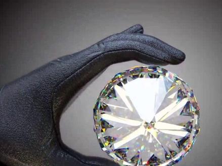 人造钻石,也称为合成钻石,是在实验室条件下通过模拟自然界形成钻石的高温高压环境或通过化学气相沉积等工艺生产的钻石。这些钻石在化学、物理和光学性质上与天然钻石基本相同,但它们的制造过程更快,成本较低,对环境的影响也更小。
制造人造钻石的主要方法有两种:
1. 高温高压(HTHP)法:这种方法模仿了天然钻石在地球深处形成的环境。将纯碳材料放在极高的温度(约1500摄氏度)和高压(约5-6 GPa)下,使其逐渐结晶成钻石。
2. 化学气相沉积(CVD)法:这种方法涉及将气态碳源(如甲烷)在真空中引入到含有钻石晶种的衬底上方。在加热和特定气体环境的作用下,碳原子在晶种上沉积并逐渐生长为钻石。
人造钻石的优点包括:
环境友好:相比于传统的采矿,制造人造钻石的过程对环境的破坏更小。
成本效益:人造钻石的生产成本相对较低。
道德优势:避免了与天然钻石开采相关的伦理问题,如“血钻”。
人造钻石在珠宝行业越来越受欢迎,同时也被广泛应用于工业领域,如在电子产品、切割工具和高性能扬声器中的使用。随着技术的不断进步和成本的降低,人造钻石正变得越来越普及。
#创作灵感 #科普一下 #钻石 #人造钻石 #人工钻石