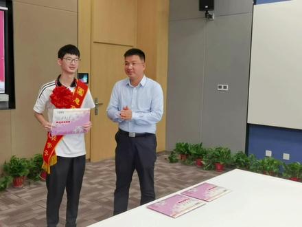 息高,王海宇、刘文康、黄伯雍 被清华大学同时录取,县长 管保臣与他们一起启封录取通知书。爱心企业为优秀学生发放助学金。#清华大学录取通知书 #息县
