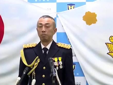 根据最新报道,日本政府正考虑为日本自卫队的“军衔”制度进行修改,计划将“1佐”恢复为旧称“大佐”。这一举措是自民党和日本维新会在10月达成的联合执政协议中的一部分,目标是在2026年完成相关法律修改。
军衔修改的具体内容
根据日媒披露的方案,此次修改不仅涉及“大佐”,还包括其他军衔名称的调整:
将官级别:统合幕僚长与陆海空幕僚长中星级较高的将领改称“大将”,其他“将”则改称“中将”。
佐官与尉官级别:“1佐”改称“大佐”,“1尉”改称“大尉”。
历史背景与现状
“大佐”是旧日本军队的军衔,属于佐官中的最高级别,相当于中国军队中的上校或大校。二战后,日本在“和平宪法”框架下组建自卫队,为了与旧日军进行区别并淡化军事色彩,采用了数字编号的军衔称谓,如“一佐”、“一尉”等。此次恢复旧称,被外界视为日本推动自卫队“军队化”、突破“专守防卫”理念的又一信号。
国际反应与担忧
对于日本计划恢复旧日军军衔的举动,国际社会特别是曾遭受日本军国主义侵略的亚洲国家表示高度警觉。中国国防部新闻发言人此前已指出,日方近年来不断突破“和平宪法”约束,值得爱好和平的国家共同反对。
如果您想了解更多关于“大佐”军衔的历史细节或此次军衔修改的深入分析,可以参考上面的相关视频和笔记资源。#日本#正在#作死#灭国#危险