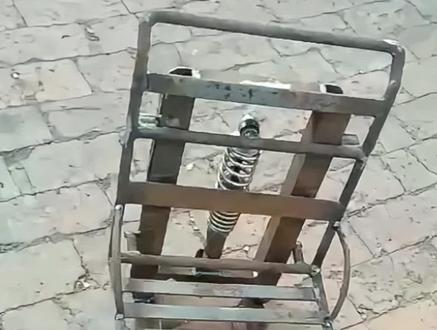 就这小弹簧座椅,也是安排了,太简单