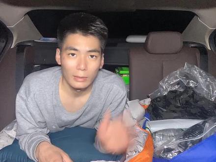 车床自驾睡在车里睡觉,被暴雨惊醒,还好车上装了晴雨挡