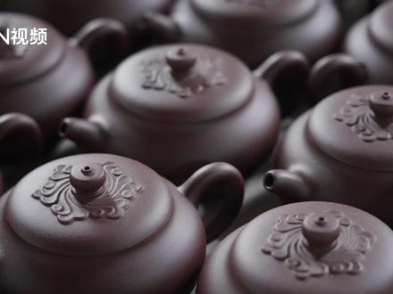 宜兴紫砂破圈:茶文化的线上产业带
从2021年开始尝试在抖音电商直播带货,珽珽紫砂逐渐成为宜兴本地紫砂领域头部主播。在紫砂供应链趋于稳定后,珽珽紫砂开始尝试通过和茶叶、瓷器、银壶等其他品类主播联动的形式,不断破圈,在扩大粉丝受众的同时,也扩大了货品种类。透过抖音直播间,茶叶、茶器、茶桌等基于茶文化的消费内容在线上形成集聚,以相同的文化场景捕获了新一代年轻人的青睐。