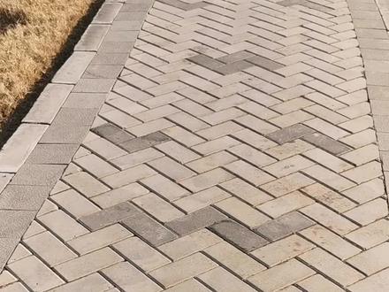 孩子七岁,病逝于2023年12月23日。发病之前肺部支原体弱阳性,甲流乙流阴性,无发烧,只是咳嗽,治疗后减轻。22日凌晨一点低烧,物理降温后退烧,凌晨四点又发烧38.6°,吃完退烧药三分钟后开始说冷并伴随寒颤,打120送到高新区医院时烧至40°,大约五点,当时意识还清醒,抽血化验各项指标基本正常,医生怀疑肺炎建议住院治疗。六点半办理住院手续,期间孩子呕吐、腹泻…医生给孩子挂盐水,抽血化验,然后吸氧,上仪器,各种体征检测。八点半左右孩子的意识开始混乱,院长、主任医生开始会齐会诊,做脑部CT看孩子有没有脑充血、是不是脑疝,联系河南省儿童医院转院,并在期间按照儿童医院的医生的要求进行治疗。10点半,孩子转至河南省儿童医院PICU,11点半医生通知我们,孩子因乙型流感病毒和合胞病毒引发病毒风暴导致急性坏死性脑炎,但还有抢救的机会。中间有沟通几次,都是说在抢救,但情况很不好,23日凌晨四点通知我们机会已经很渺茫,孩子的各样指标已经是正常值的万倍,考虑是否放弃治疗。23日上午九点,通知孩子的心脏自己跳动的能力已经微乎其微,吸氧氧气浓度已达到100%,中枢神经系统停止工作,肝脏脾停止工作……孩子的身体一直很健康,除了新冠时打过一次退烧针,没有打过针、输过液。发生这种情况,是万分之一的概率……发出来,希望能给大家以警醒,乙流病毒、甲流病毒、合胞病毒多发期,做好自我防护,出现症状及时就医。