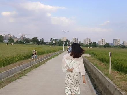 今天很高兴旅游来杭州寻找夏天的记忆,回到了后陡门的夏天,很意外遇到了双卓,也很兴奋,没有打扰理性追星,路上遇到了同样来打卡的粉丝禾伙人,聊的很投机,结伴而行,很高兴很高兴!#后陡门的夏天 #十个勤天