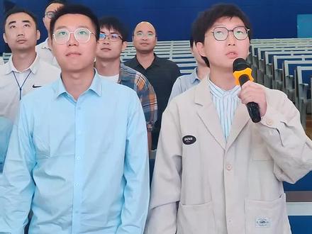 今天,新入职隆回一中的教师们举行了庄严的宣誓仪式,发誓成为一名师德高尚、学识渊博、忠于职守的优秀教师