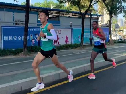 #深圳光明半程马拉松 两公里 @王佩林 第一领跑 给国际友人破风 加油!深圳天气热赛道坡多稳住 #比赛现场 #马拉松 #跑步摄影师 #光明半马 @中阳马拉松俱乐部 @中阳体育 @抖音小助手