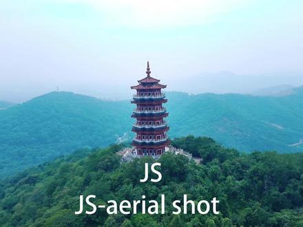 腾龙阁位于襄阳古隆中山顶。 贯中曾这样描写襄阳古隆中:"山不高而秀雅,水不深而澄清;地不广而平坦 。
处于隆中山顶的腾龙阁是隆中游客最后将到达的景点。总共高十层,是隆中旅游必去的地方。腾龙阁的底层是供游人休息和吃饭的,第三、五、七、九层是瞭望台,随着一层层的登高,所看的风景不同,感受也自有不同。而第二、四、六、八层则是介绍诸葛亮的,第二层讲述了诸葛亮在28岁时才出山,在刘备三顾茅庐以前,诸葛亮并没有受到重用,但他才智无人能敌,声望很大,他就像是一条龙长期卧在深山里,所以人们都称他为"卧龙";第四层描述了刘备三顾茅庐时的情景,并讲了诸葛亮怎样用计联合东吴,抵抗曹操,这便是赤壁之战;第六层讲了诸葛亮向刘禅呈上出师表的情景,显示他非常的忠君爱国;第八层讲了诸葛亮公正严明,积极改善西南各族和蜀汉的关系,又讲了他一生"鞠躬尽瘁,死而后已"的敬业精神。 #古隆中 #旅拍 #襄阳一日游