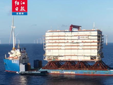 一次成功!万吨组块海上“精准落座”