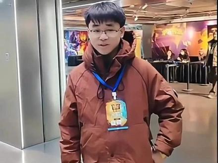 黄金棋坛双冠王lighting赛前专访,知道自己会蝉联冠军? #炉石传说 #酒馆战棋 #来亦庄感受电竞氛围感 #黄金棋坛北京站 #炉石酒馆战棋新赛季S12