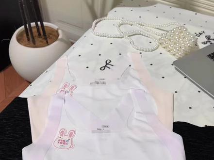 妈妈们一定要时刻关注孩子发育情况,女儿6-13岁的就得穿防凸点防尴尬的背心啦~还得选这种品质过关的,给女儿穿才更安心!#发育期内衣怎么选 #发育背心 #女童内衣 #贴身衣物 #发育期无痕小胸背心