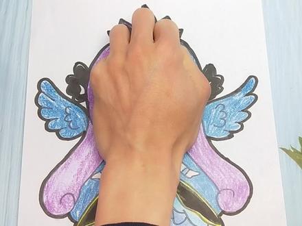 来挑战用手掌放在纸手绘小马宝莉月亮公主,简单迷你世界的手势图