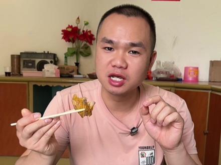 只听说过吃粉加鸭脚,有听说过吃粥加鸭脚吗?这样做的鸭脚软烂脱骨酸爽开胃,太好吃了。#我的乡村生活 #记录真实生活 #农村美食 #抖音商城