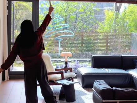 玻璃窗“下雪”圣诞树材料清单
1. 不留胶的美纹纸(定位用,避免留痕)
2. 吸盘挂钩(50个,固定毛条和装饰)
3. 毛条(2米/根,共20根=40米,选绿白色)
4. 百褶白纱(做“白雪”层次感)
5. 珍珠串(增加精致感)
6. 灯串(暖光更有氛围)
7. 透明装饰小球
8. 星星灯(搭配小吸盘挂钩固定顶部)
去年300w网友抄作业的玻璃圣诞树,
今年升级下雪版啦!
用不留胶的美纹纸定位树形,
依次贴上吸盘挂钩,
40米毛条左右交替挂好,
塞上半透明百褶白纱,
像把圣诞雪搬进家~
再挂珍珠、彩灯和星星灯,
层次感直接拉满!
不占地、操作简单,手残党也能搞定。
这氛围感谁能不爱?
你们还有什么简单圣诞玩法,评论区一起聊~
#创作者中心 #创作灵感 #diy圣诞树 #落地窗 #一楼带院子